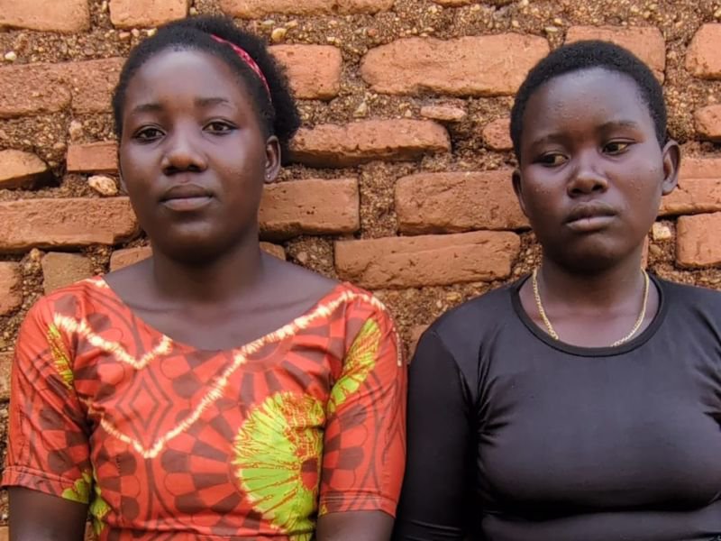 lechochretien's tweet photo. 🔴🇺🇬 𝗔𝗟𝗘𝗥𝗧𝗘 — Deux sœurs adolescentes, récemment converties au christianisme, ont ÉCHAPPÉ À L’INCENDIE de leur maison pendant leur sommeil, à Kibenge, en Ouganda.

Leur père, Muhamud, avait ASPERGÉ la maison de PÉTROLE LAMPANT avant d’y mettre le feu pendant qu’elles dormaient.

Il leur a dit qu’il agissait « pour appliquer la loi islamique », puisqu’elles avaient REJETÉ l’islam en se convertissant au christianisme. (Worthy News)