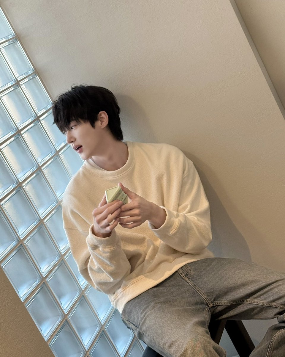 woonair's tweet photo. 261002변우석 인스타그램 업로드 [1]

#ByeonWooSeok #변우석 #프라다뷰티 https://t.co/DSBZbkvQCW