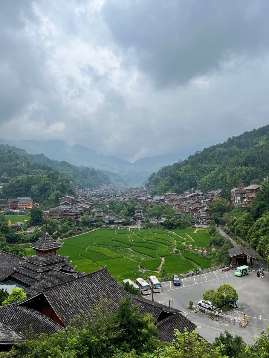 WillowMorrfwtq's tweet photo. I was fluttering to the ancient shrine, fell onto the sedan, now at the Dong village, catching sight of a lovely old lady with a graceful smile. https://t.co/88PPf3RmJP