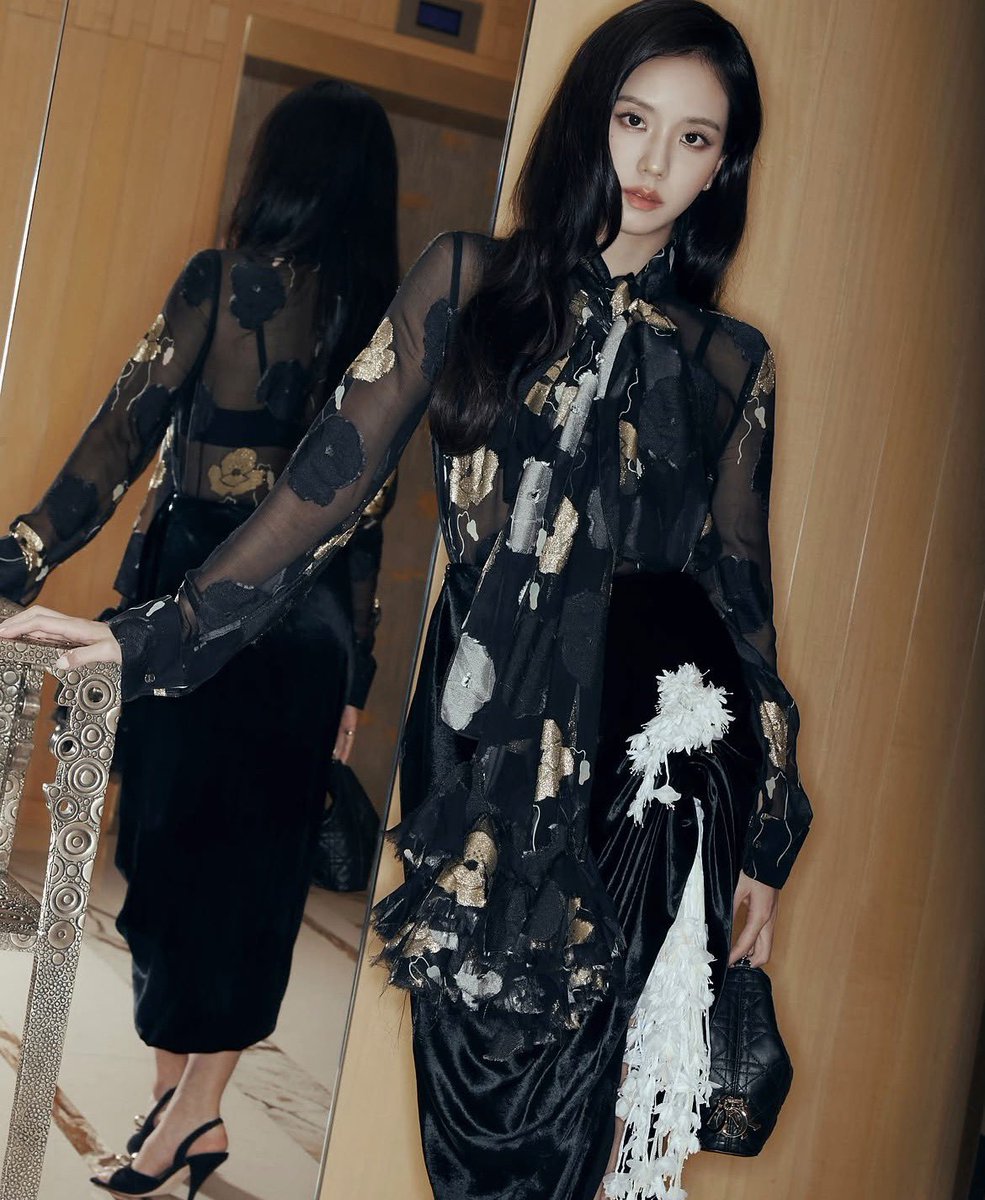 sooyahforever's tweet photo. THIS IS THE FACE OF DIOR
All cameras in Paris are flashing exclusively for our global ambassador.
HUMAN DIOR JISOO AT PFW
#JISOOxDiorSummer27 https://t.co/W86PWu5mwi