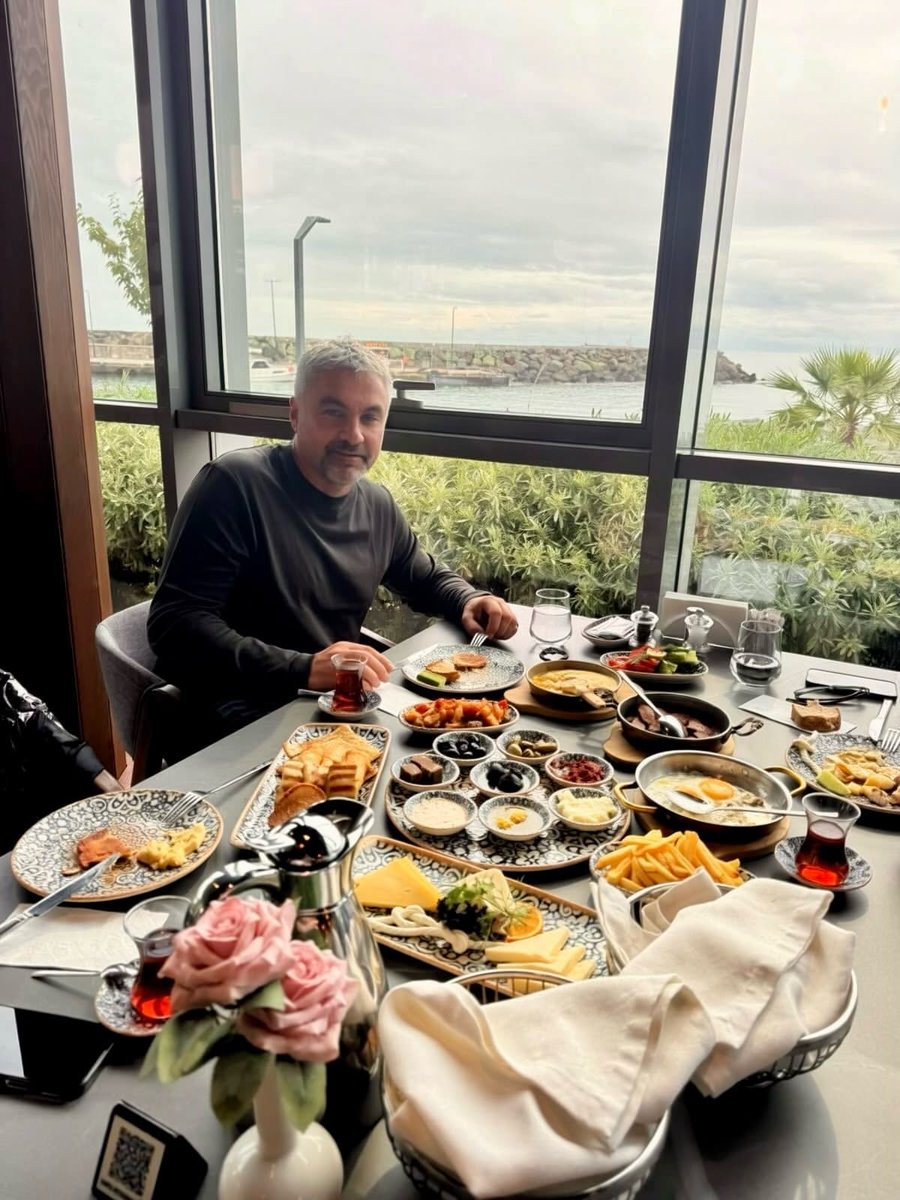 demarkesports's tweet photo. Thomas Reis'ın Instagram paylaşımı: 

Trabzon’u biraz keşfediyorum.

O kahvaltının ardından, en mutlu şehirdeki en mutlu adam bendim.

Ama artık önümüzdeki birkaç gün yetecek kadar yemek yedim 😂 https://t.co/7JvvjDexr3