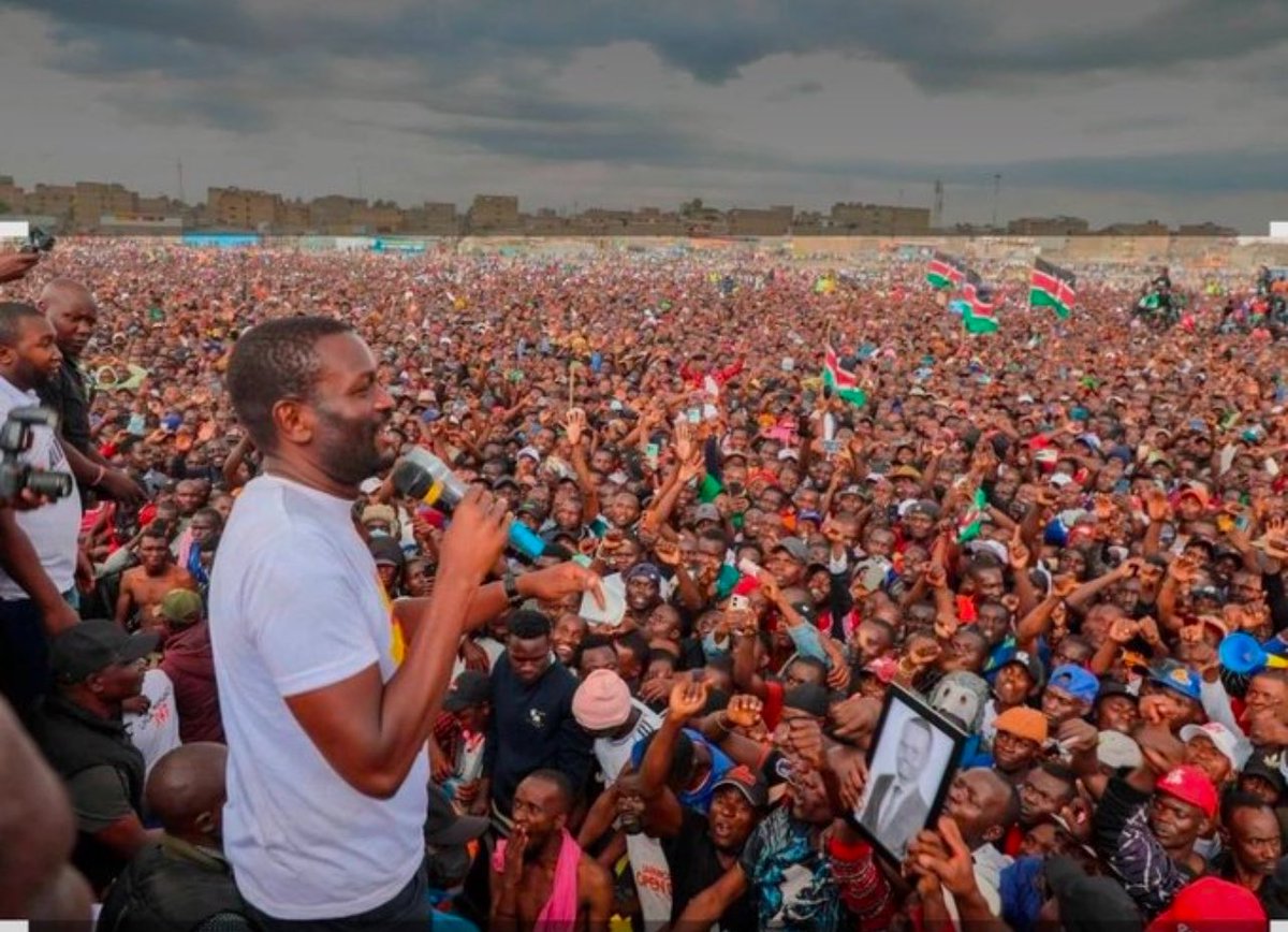 NaitwaSeraah's tweet photo. New introduction is gonna slaaaaap!😭😭😭

“Kwa maombi yenyu, na kwa mapenzi ya Mwenyezi Mungu, nasimama mbele yenyu leo nikiwa, Kiongozi wa Linda Mwananchi Movement, Senator wa Nairobi, na Mgombea wa Urais wa chama cha LMM…”💃🏽💙🙏🏽 https://t.co/ZdOebuEvUQ