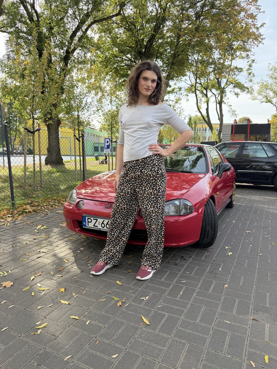 MedelaineVoila's tweet photo. Who's bigger, me or my car? 🚘
#hondagirl #delsol #cargirl #beautifultrans #cleancar https://t.co/aDK5uWuaFD