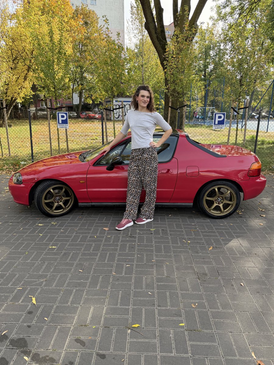 MedelaineVoila's tweet photo. Who's bigger, me or my car? 🚘
#hondagirl #delsol #cargirl #beautifultrans #cleancar https://t.co/aDK5uWuaFD