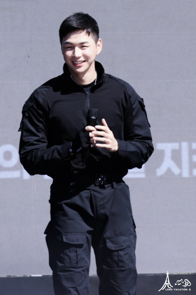 AmizaSherry's tweet photo. Bias aside. Kang Daniel with short black hair, no make-up, all black uniform and a bit beefy body, is so fing gorgeous!!!❤️‍🔥❤️‍🔥 https://t.co/MTYZt0nUNb