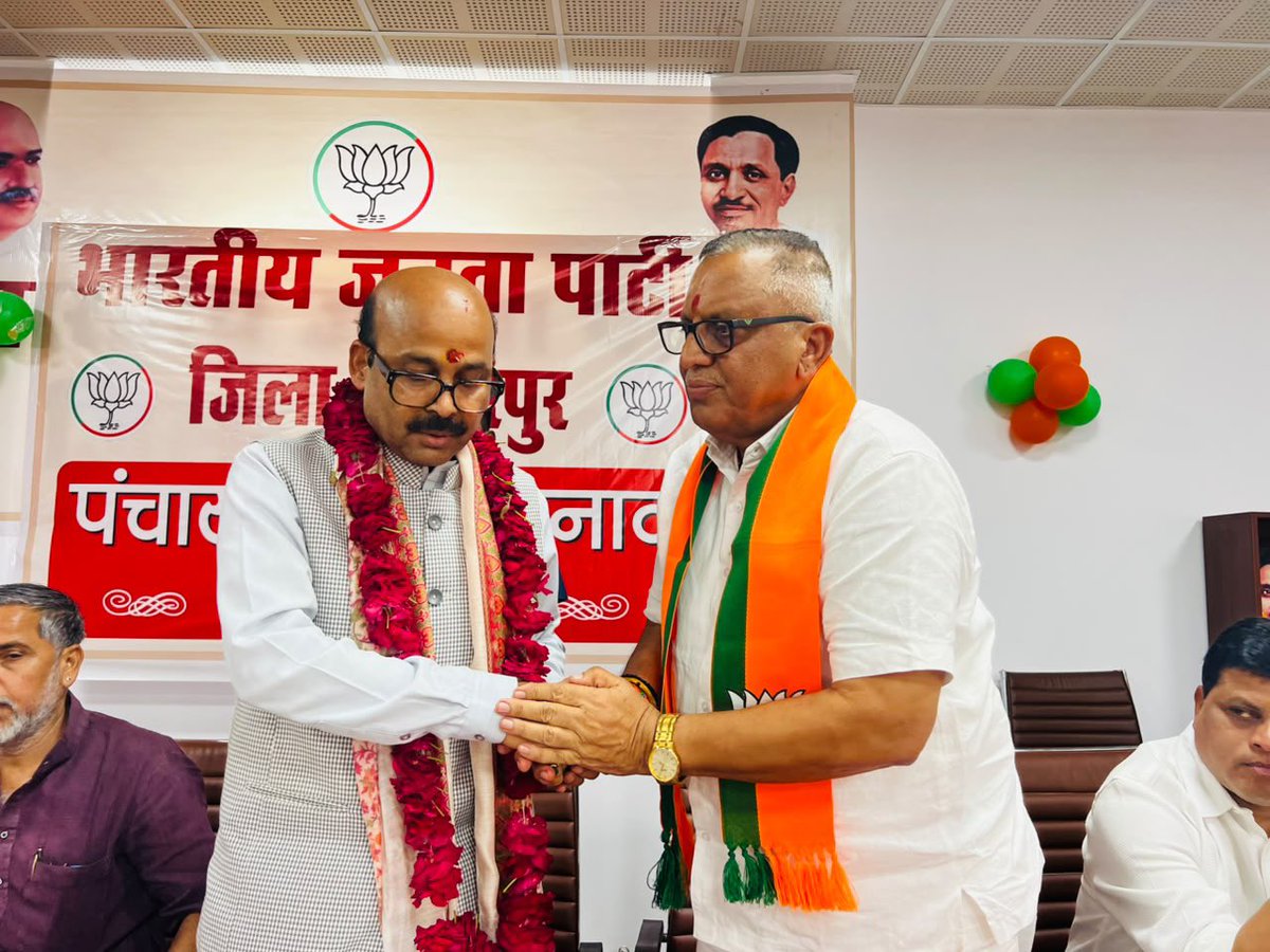 HarishD_BJP's tweet photo. आज डूंगरपुर में आगामी पंचायती राज चुनावों की पूर्व तैयारियों के संबंध में आयोजित महत्वपूर्ण सांगठनिक बैठक में सहभागिता की।

​पंचायती राज व्यवस्था लोकतंत्र की सबसे मजबूत नींव है। बैठक के दौरान संगठन को बूथ स्तर तक और अधिक सशक्त बनाने, केंद्र एवं राज्य सरकार की जनकल्याणकारी योजनाओं को जन-जन तक पहुँचाने तथा आगामी चुनावों में ऐतिहासिक विजय सुनिश्चित करने हेतु देवतुल्य कार्यकर्ताओं के साथ विस्तृत रणनीति पर विचार-विमर्श हुआ।

​कार्यकर्ताओं का यह असीम उत्साह और अटूट समर्पण ही हमारी वास्तविक शक्ति है। पूर्ण विश्वास है कि पंचायती राज चुनावों में संगठन की यह एकजुटता एक नया कीर्तिमान रचेगी।

​जय हिंद! जय राजस्थान! 🚩🙏
@blsanthosh 
​#Dungarpur #Rajasthan #PanchayatiRajElections