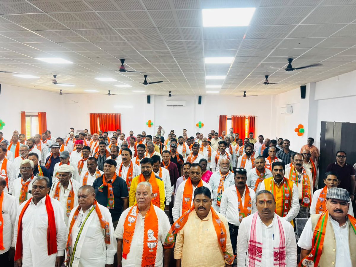 HarishD_BJP's tweet photo. आज डूंगरपुर में आगामी पंचायती राज चुनावों की पूर्व तैयारियों के संबंध में आयोजित महत्वपूर्ण सांगठनिक बैठक में सहभागिता की।

​पंचायती राज व्यवस्था लोकतंत्र की सबसे मजबूत नींव है। बैठक के दौरान संगठन को बूथ स्तर तक और अधिक सशक्त बनाने, केंद्र एवं राज्य सरकार की जनकल्याणकारी योजनाओं को जन-जन तक पहुँचाने तथा आगामी चुनावों में ऐतिहासिक विजय सुनिश्चित करने हेतु देवतुल्य कार्यकर्ताओं के साथ विस्तृत रणनीति पर विचार-विमर्श हुआ।

​कार्यकर्ताओं का यह असीम उत्साह और अटूट समर्पण ही हमारी वास्तविक शक्ति है। पूर्ण विश्वास है कि पंचायती राज चुनावों में संगठन की यह एकजुटता एक नया कीर्तिमान रचेगी।

​जय हिंद! जय राजस्थान! 🚩🙏
@blsanthosh 
​#Dungarpur #Rajasthan #PanchayatiRajElections