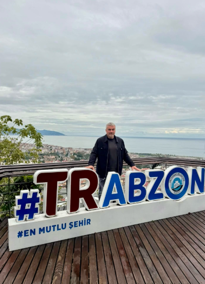 HTSpor's tweet photo. 🔴🔵 Thomas Reis'ın paylaşımı:

"Trabzon'u biraz keşfediyorum. O kahvaltının ardından şehirdeki en mutlu adam bendim. Birkaç gün yetecek kadar yemek yedim." https://t.co/FukxBpcP8F