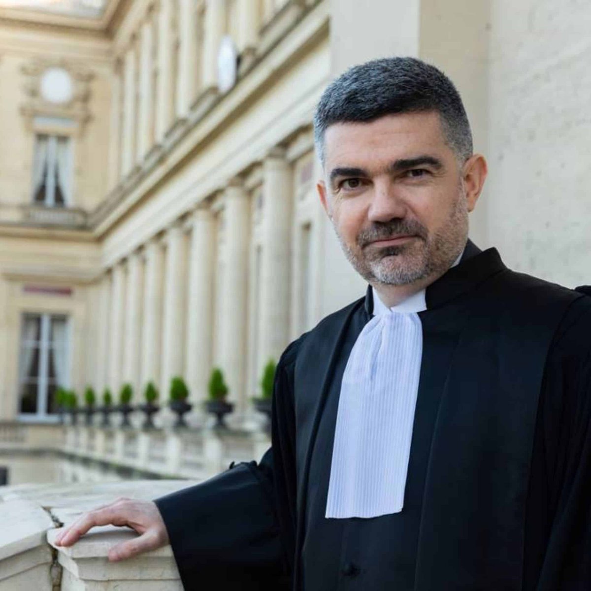 BMoon_bee's tweet photo. 🚨‼️Le juge français de la CPI Nicolas Guillou avait déjà dénoncé à l’assemblée nationale le refus de l’UE de créer une loi pour bloquer les sanctions 🇺🇸 qui le frappent dans sa vie quotidienne : face à ce refus de protection de l’UE, AXA met un terme au contrat avec la CPI ! https://t.co/q0cyBoByOm