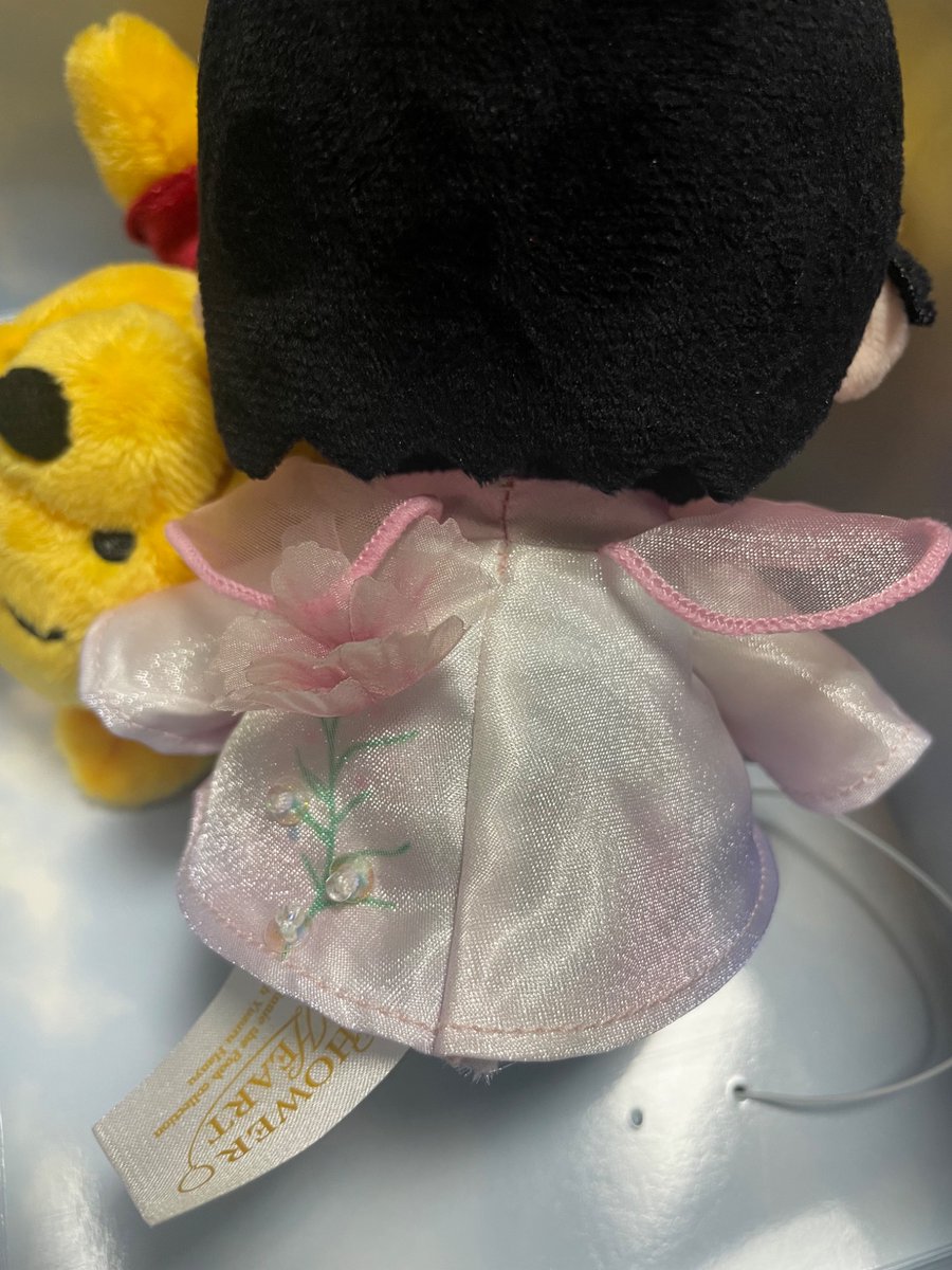 2boysmum1's tweet photo. @Rittan888 ちびぬいは背中の部分が上から下まで縫われているのでそのままでは着脱はできませんが、ぬい本体とは分かれているため背中の縫い目を解けば脱がすことができそうです😊
羽生ちゃんは後ろにもビーズが縫い付けられています✨プーは大きめはにゅは細くてかわいいです🥰 https://t.co/cjNqc3rLAo