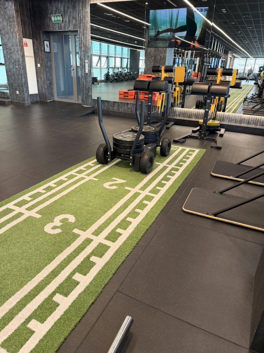 leoviamond's tweet photo. Sled Push 😎💪🏻👟 #sledpush #workout #heavypush ##training #fullbody #leoviamond https://t.co/uQaqJWHgp9