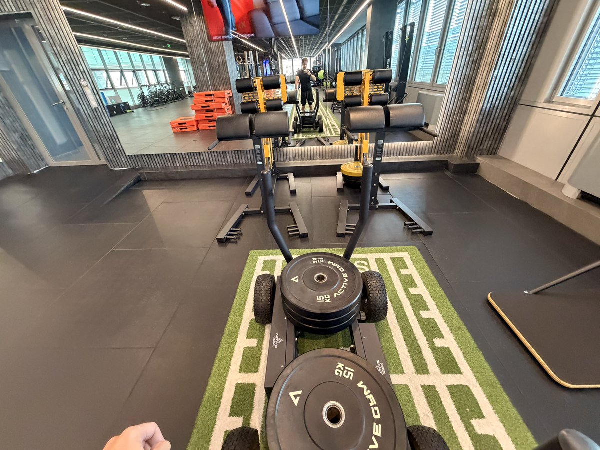 leoviamond's tweet photo. Sled Push 😎💪🏻👟 #sledpush #workout #heavypush ##training #fullbody #leoviamond https://t.co/uQaqJWHgp9