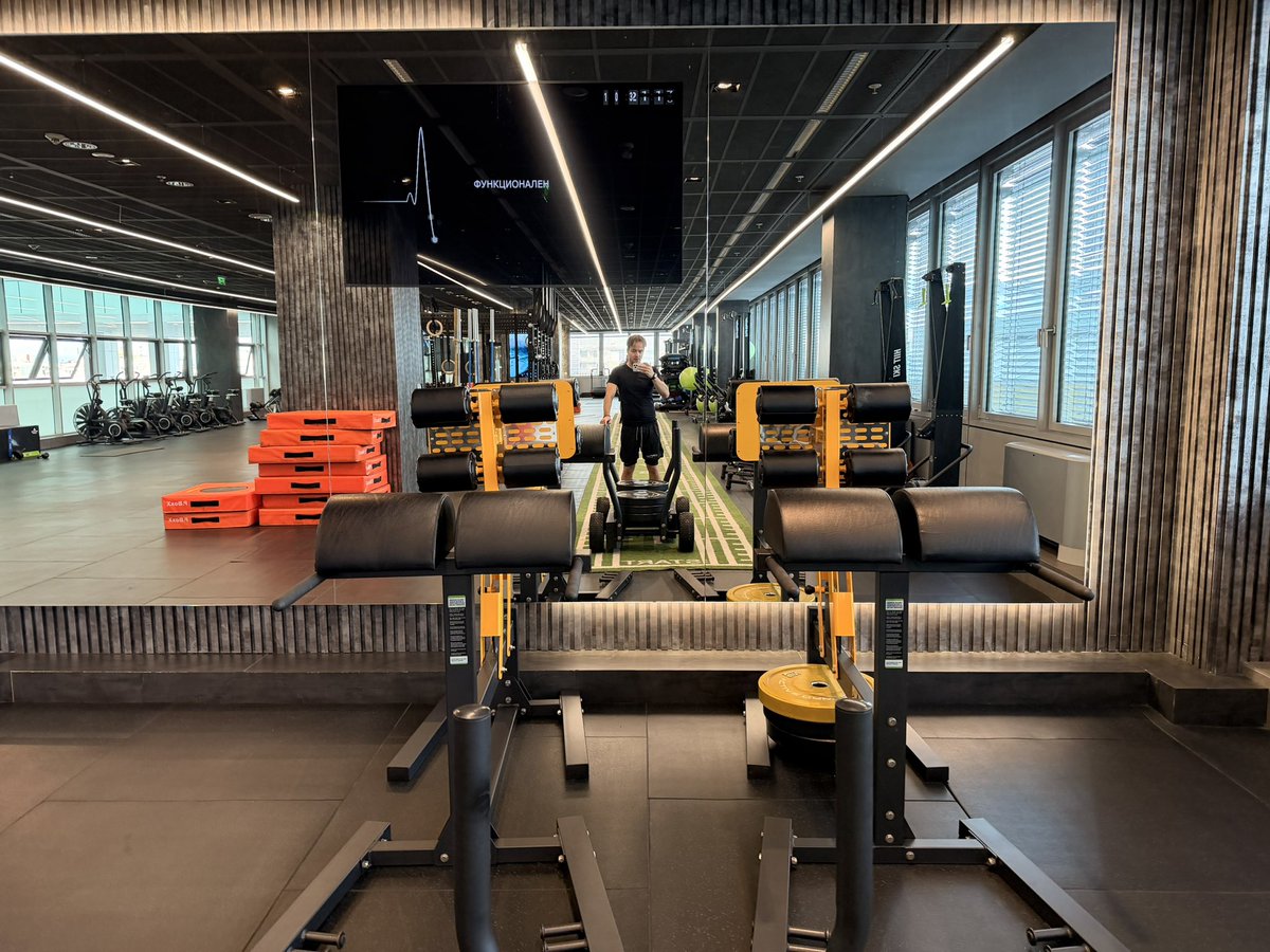 leoviamond's tweet photo. Sled Push 😎💪🏻👟 #sledpush #workout #heavypush ##training #fullbody #leoviamond https://t.co/uQaqJWHgp9