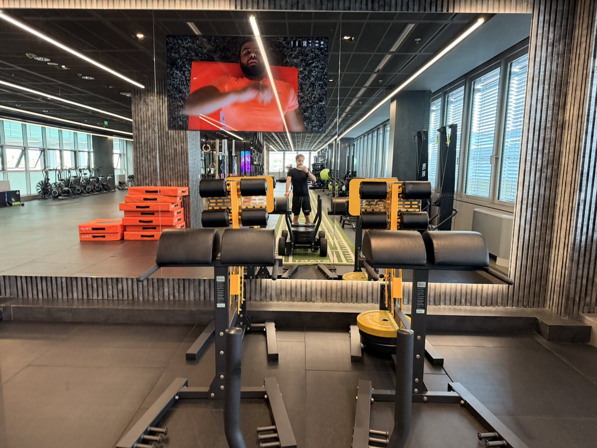 leoviamond's tweet photo. Sled Push 😎💪🏻👟 #sledpush #workout #heavypush ##training #fullbody #leoviamond https://t.co/uQaqJWHgp9