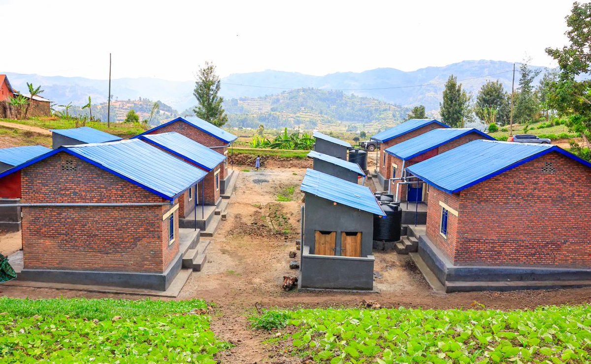 rbarwanda's tweet photo. Minisiteri Ishinzwe Ibikorwa by'Ubutabazi, MINEMA, ifatanyije n'Ubuyobozi bw'Akarere ka Burera, yashyikiriza inzu abaturage basaga 200 bagize imiryango 57 yari yarasenyewe n'ibiza muri Gicurasi 2023.

Iyi Minisiteri igaragaza ko Akarere ka Burera kari gafite inzu 50 zasenyutse burundu, izindi zisaga 200 zirangirika.

Abaturage barashimira Leta kuko itahwemye kugaragaza ko yifatanyije na bo nyuma yo gusigwa iheruheru n'ibiza. #RBAAmakuru