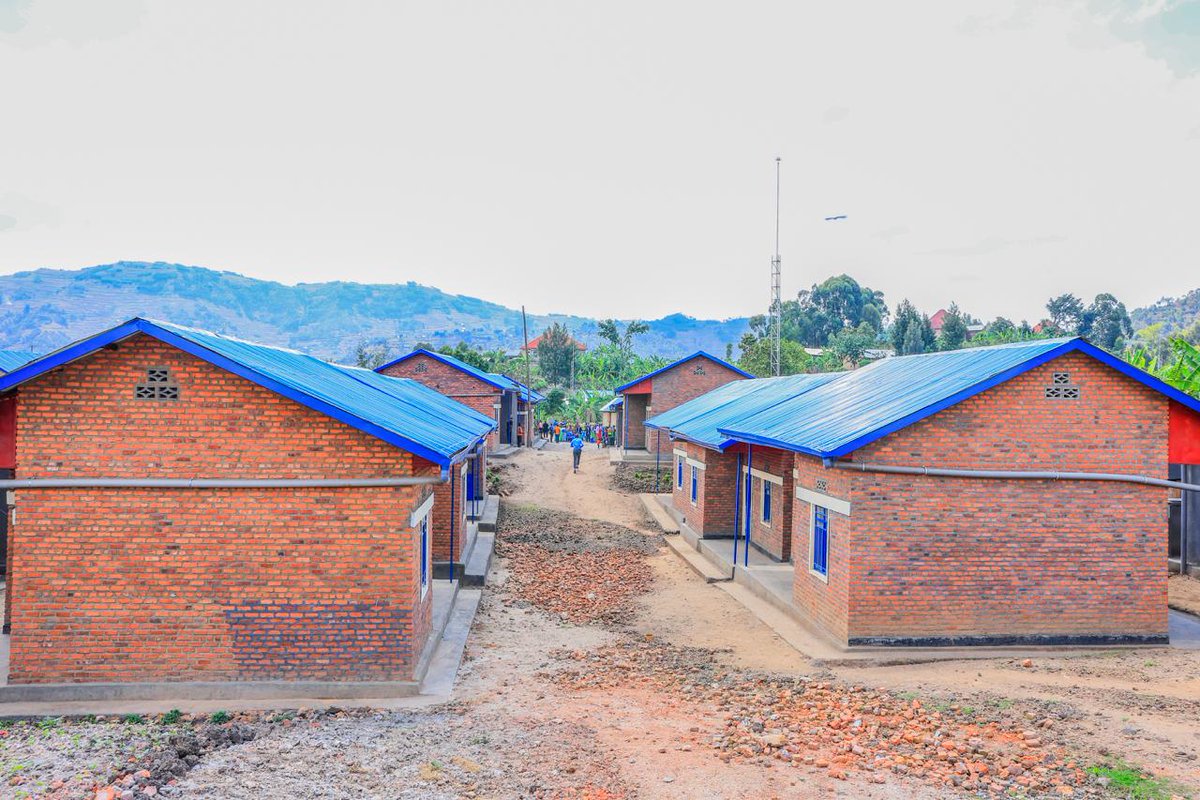 rbarwanda's tweet photo. Minisiteri Ishinzwe Ibikorwa by'Ubutabazi, MINEMA, ifatanyije n'Ubuyobozi bw'Akarere ka Burera, yashyikiriza inzu abaturage basaga 200 bagize imiryango 57 yari yarasenyewe n'ibiza muri Gicurasi 2023.

Iyi Minisiteri igaragaza ko Akarere ka Burera kari gafite inzu 50 zasenyutse burundu, izindi zisaga 200 zirangirika.

Abaturage barashimira Leta kuko itahwemye kugaragaza ko yifatanyije na bo nyuma yo gusigwa iheruheru n'ibiza. #RBAAmakuru