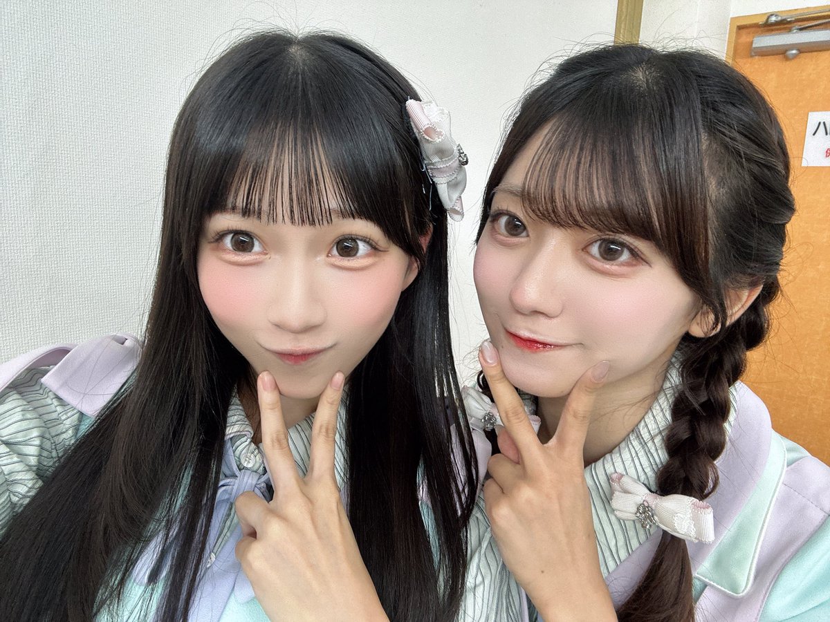 amano_konoa's tweet photo. ニアジョイ会ありがとうございます💓😳1部2部と来てくださってとっても嬉しい限りです…｡･ﾟ･(ﾉД`)･ﾟ･｡
楽しい企画やパフォーマンスも«٩(*´ ꒳ `*)۶»ﾜｸﾜｸ💓沢山笑顔で盛り上げてくださってありがとうございます！🥲😭
みっちゃんと髪飾りを交換💓嬉しいです！😻#ニアジョイ https://t.co/z81Osm7n4d