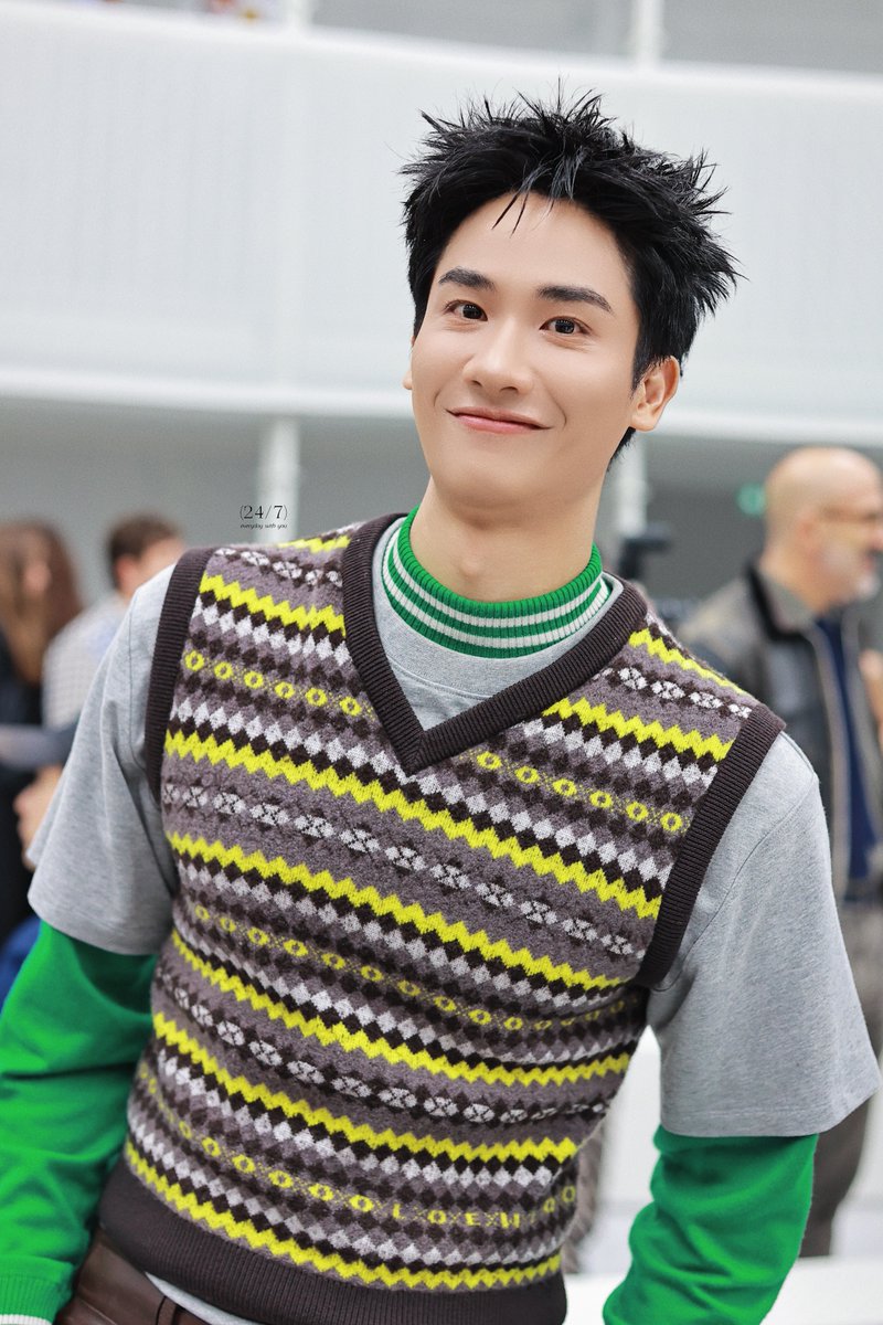 247withuuuu's tweet photo. Time and again seeing you in Loewe erases the rain, sun and wind in Paris, and all my work struggles. So lucky this year: my birthday lands on the show, happiness doubled.Different standpoints, same wishes fulfilled. #LOEWExTayTawan @Tawan_V https://t.co/hxFrqdRpu5