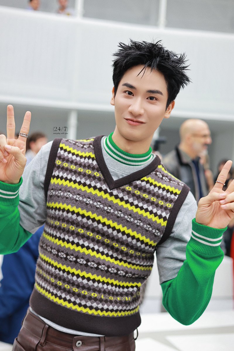 247withuuuu's tweet photo. Time and again seeing you in Loewe erases the rain, sun and wind in Paris, and all my work struggles. So lucky this year: my birthday lands on the show, happiness doubled.Different standpoints, same wishes fulfilled. #LOEWExTayTawan @Tawan_V https://t.co/hxFrqdRpu5