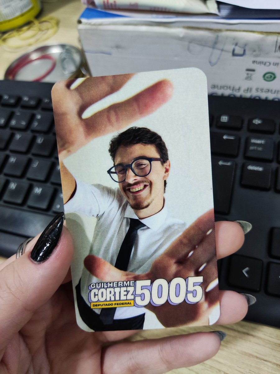 _minbinskz's tweet photo. Simplesmente com o photocard raro do divo @cortezpsol https://t.co/Eof7sqY1Qs