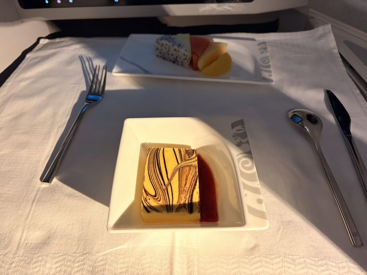 MaxAcand's tweet photo. 忘记发了 海航的餐食真的好吃，中餐西餐都很不错，最后的小蛋糕也很经典，如果绵密一点我觉得可以上到茶楼了 https://t.co/RQk8Ogp2go