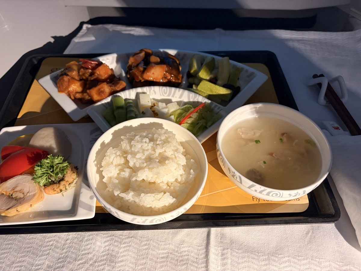 MaxAcand's tweet photo. 忘记发了 海航的餐食真的好吃，中餐西餐都很不错，最后的小蛋糕也很经典，如果绵密一点我觉得可以上到茶楼了 https://t.co/RQk8Ogp2go