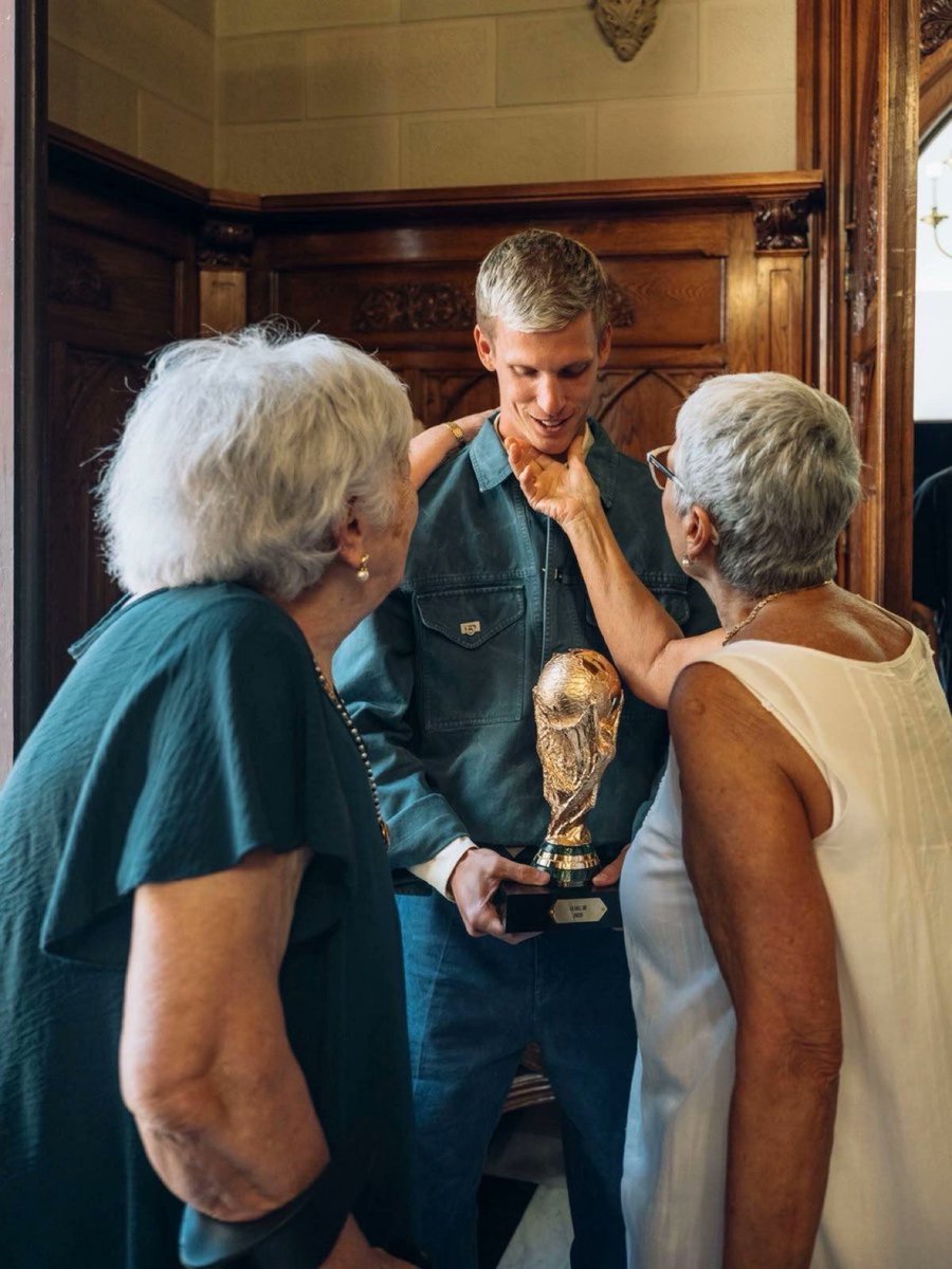 BarcaUniversal's tweet photo. Dani Olmo with his grandparents celebrating the World Cup win. 🏆 https://t.co/itAXZPGErO