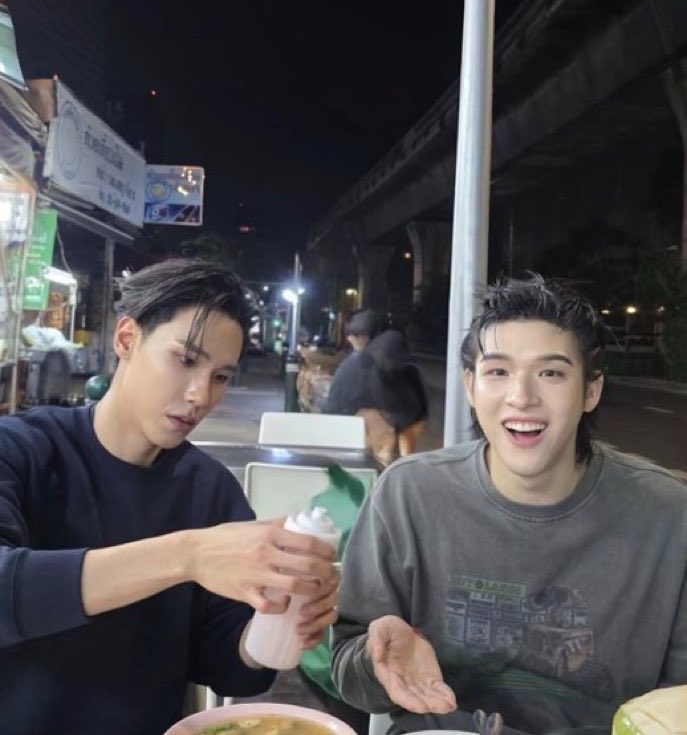 Moonn_o5's tweet photo. มิตรภาพเป็นสิบๆปีที่พึ่งฟอลกันปีที่แล้ววันที่เก้าเดือนเก้า 5555555555 https://t.co/0hvp9GtDVv