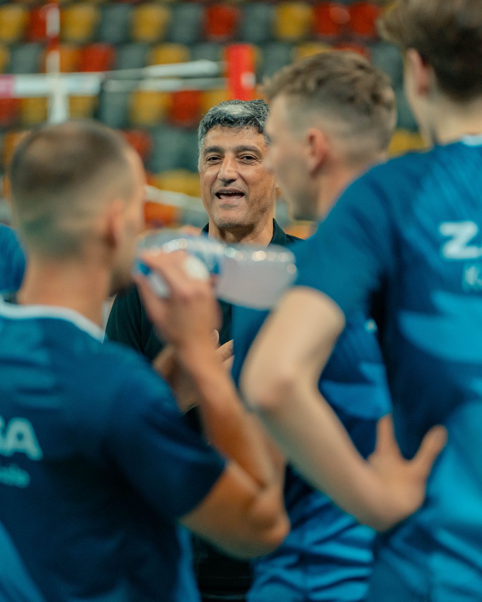 ZAKSAofficial's tweet photo. Pierwszy mecz Memoriału im. Janusza Sikorskiego w Częstochowie za nami 📸 Łapcie kilak fotek, więcej znajdziecie w galerii na naszym #FB 👉 My już przygotowujemy się do starcia z Gospodarzami... Zaczynamy 🔜 17:30 💪
Let's #goZAKSA🟦⬜️🟥 https://t.co/HKT7zdImb9