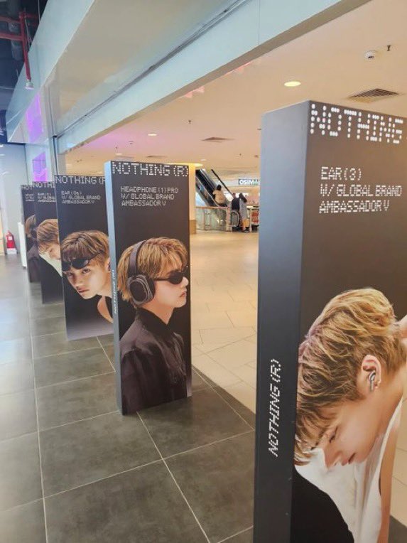 BTSVChartData's tweet photo. Taehyung x Nothing appears across malls in Malaysia 

#TaehyungxNothing
#VxNothing https://t.co/YsbgkHFviN
