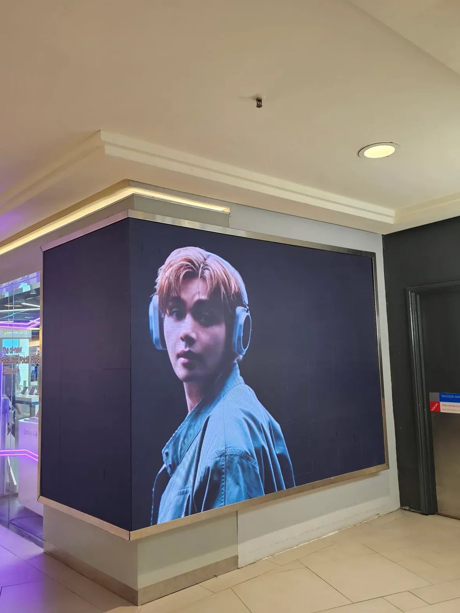 BTSVChartData's tweet photo. Taehyung x Nothing appears across malls in Malaysia 

#TaehyungxNothing
#VxNothing https://t.co/YsbgkHFviN
