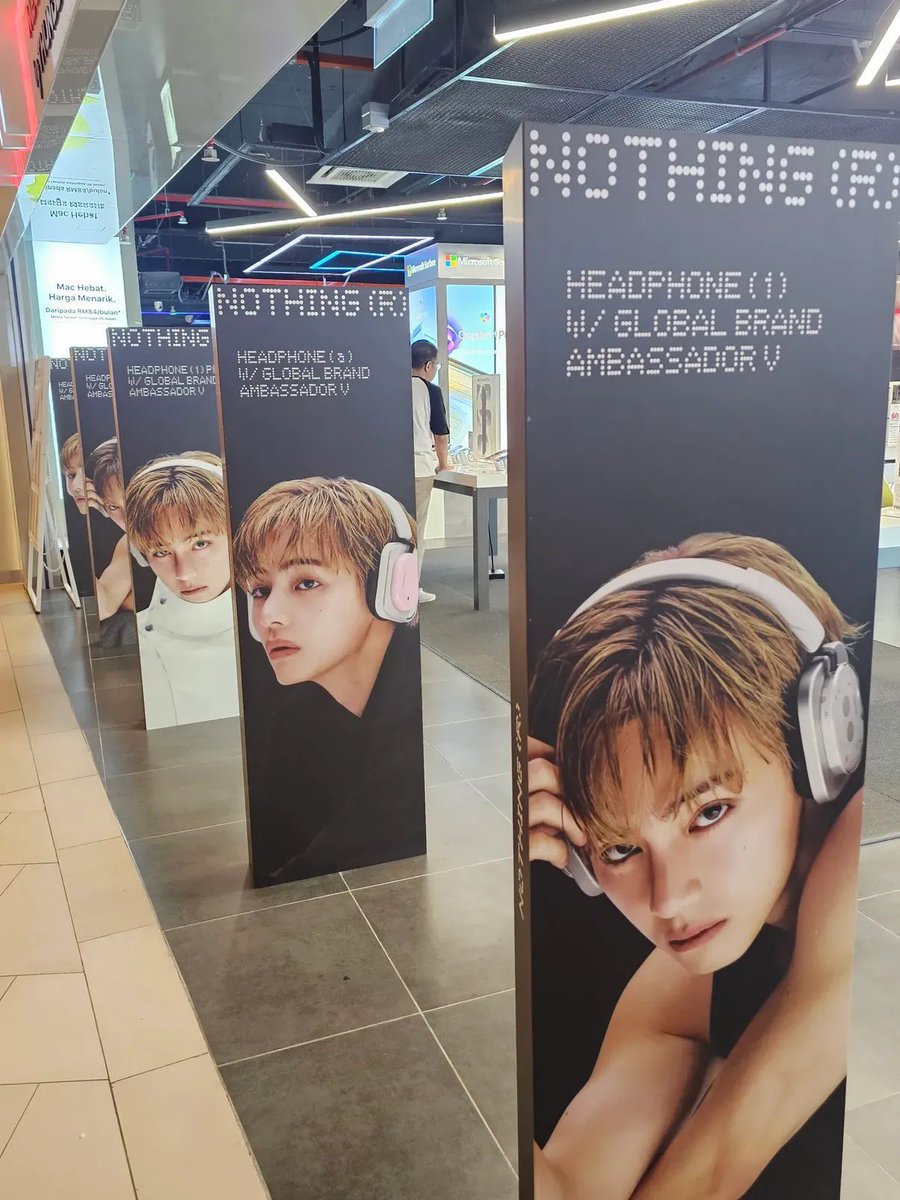 BTSVChartData's tweet photo. Taehyung x Nothing appears across malls in Malaysia 

#TaehyungxNothing
#VxNothing https://t.co/YsbgkHFviN