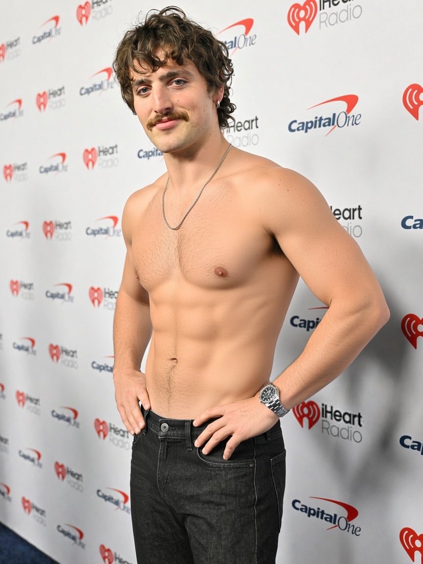 stephendeunique's tweet photo. Benson Boone without a shirt? Yeah, the internet was not ready for this 😍🌈 https://t.co/BTZnGjTyVc