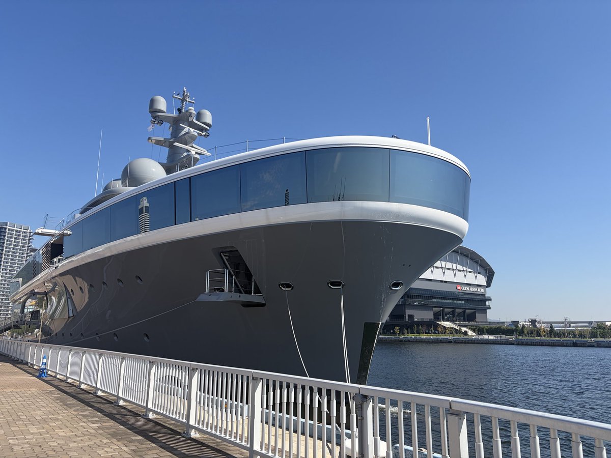 mams831's tweet photo. 神戸港にMZのMegayacht🚢
NAUSICAÄ🎶✨
宇宙船みたいで宇宙人出てきそうなぐらい迫力満点でした🇩🇪
#Lürssen
#megayacht
#NAUSICAÄ
#前澤友作 https://t.co/5QFqILP5rQ