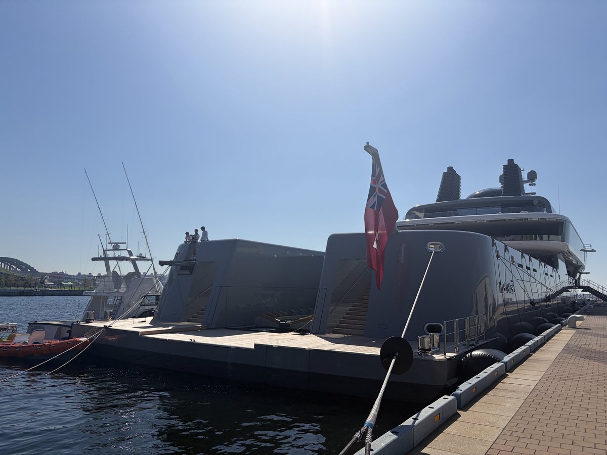 mams831's tweet photo. 神戸港にMZのMegayacht🚢
NAUSICAÄ🎶✨
宇宙船みたいで宇宙人出てきそうなぐらい迫力満点でした🇩🇪
#Lürssen
#megayacht
#NAUSICAÄ
#前澤友作 https://t.co/5QFqILP5rQ