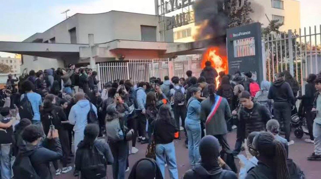 syn11684806's tweet photo. 🔴صداوسیما: فرانسه با معترضین دانشجو و دانش آموز با خشونت رفتار میکنه و گاز اشک آور به سمتشون شلیک میکنه. حقوق معترضین داره نقض میشه! https://t.co/uoZMv3csTC
