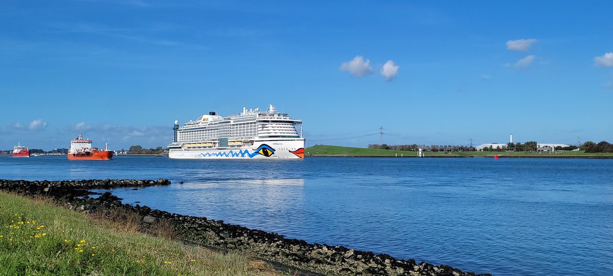 johan_klos's tweet photo. Goedemiddag de #aidaprima komt weer binnen bij de #waterkering was ook een tijdje #geleden deze #gezien te hebben ooit een #rondleiding op gehad @CruiseAgenda010 @CruisePortRTM ze hebben er mooi weer bij #cruiseschip https://t.co/dyFiZTgZQq