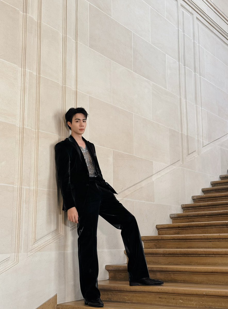 iLeang21's tweet photo. Dressed in black to stand out. 🖤 

ZEEPRUK PARIS RUNWAY AGAIN
#SUNGYILEExZEEPRUK https://t.co/dbAosiEez9