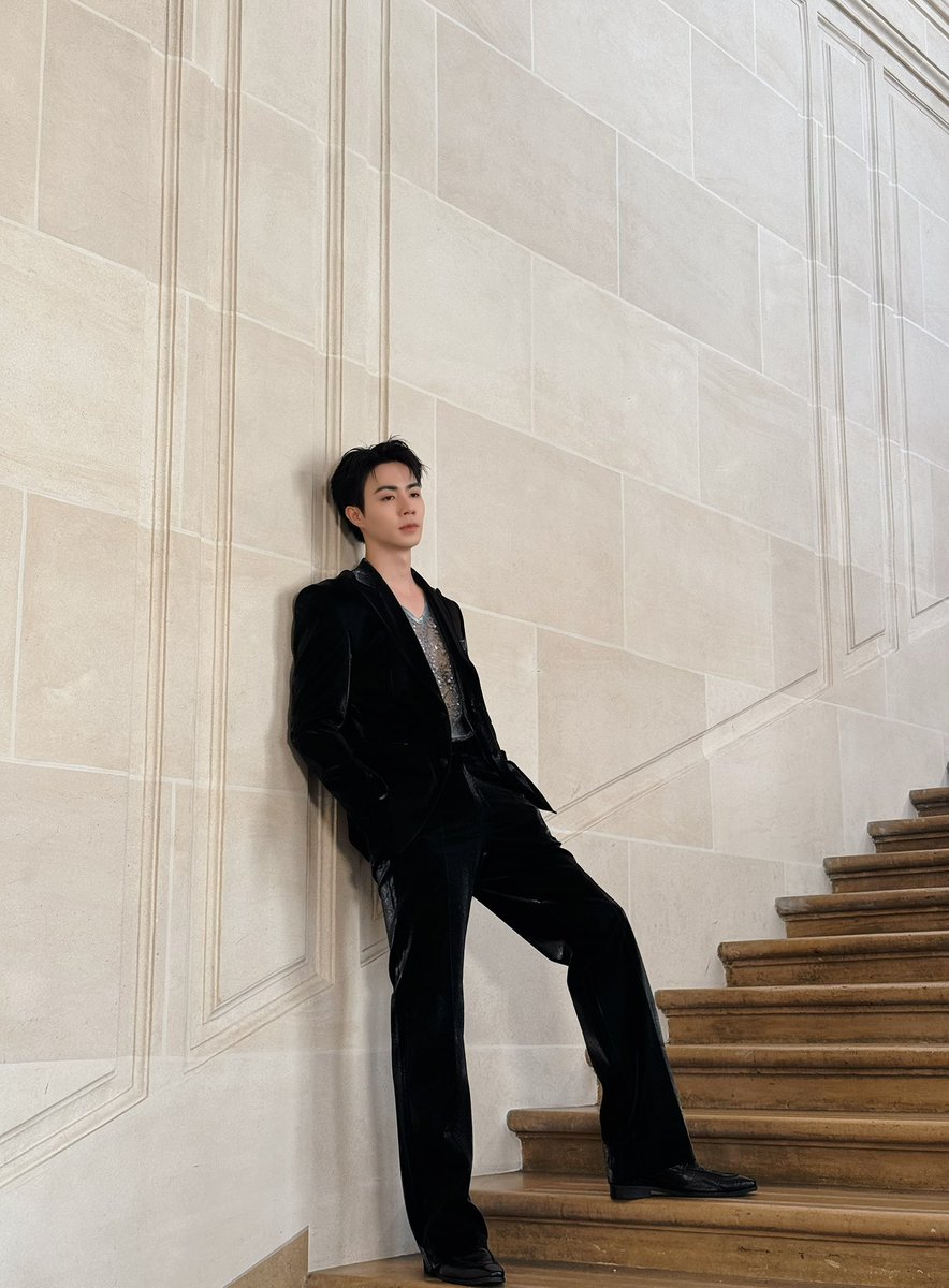 iLeang21's tweet photo. Dressed in black to stand out. 🖤 

ZEEPRUK PARIS RUNWAY AGAIN
#SUNGYILEExZEEPRUK https://t.co/dbAosiEez9