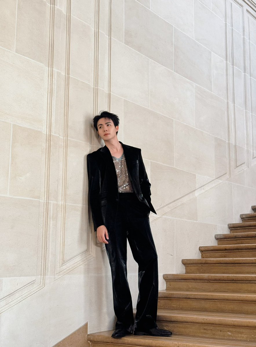 iLeang21's tweet photo. Dressed in black to stand out. 🖤 

ZEEPRUK PARIS RUNWAY AGAIN
#SUNGYILEExZEEPRUK https://t.co/dbAosiEez9