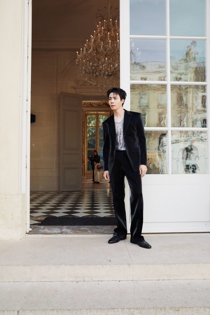 DomundiTV's tweet photo. A DISTINCTIVE PRESENCE IN PARIS ✨

Zee Pruk @zee_pruk brings his signature style to Paris in a striking look that reflects confidence and individuality.

ZEEPRUK PARIS RUNWAY AGAIN
#SUNGYILEExZEEPRUK
#SungyiLee
#ZeePruk https://t.co/QgjjlTiVQ7