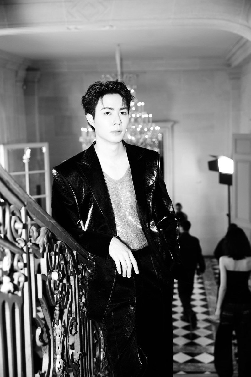DomundiTV's tweet photo. A DISTINCTIVE PRESENCE IN PARIS ✨

Zee Pruk @zee_pruk brings his signature style to Paris in a striking look that reflects confidence and individuality.

ZEEPRUK PARIS RUNWAY AGAIN
#SUNGYILEExZEEPRUK
#SungyiLee
#ZeePruk https://t.co/QgjjlTiVQ7