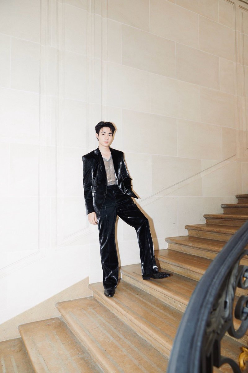 DomundiTV's tweet photo. A DISTINCTIVE PRESENCE IN PARIS ✨

Zee Pruk @zee_pruk brings his signature style to Paris in a striking look that reflects confidence and individuality.

ZEEPRUK PARIS RUNWAY AGAIN
#SUNGYILEExZEEPRUK
#SungyiLee
#ZeePruk https://t.co/QgjjlTiVQ7