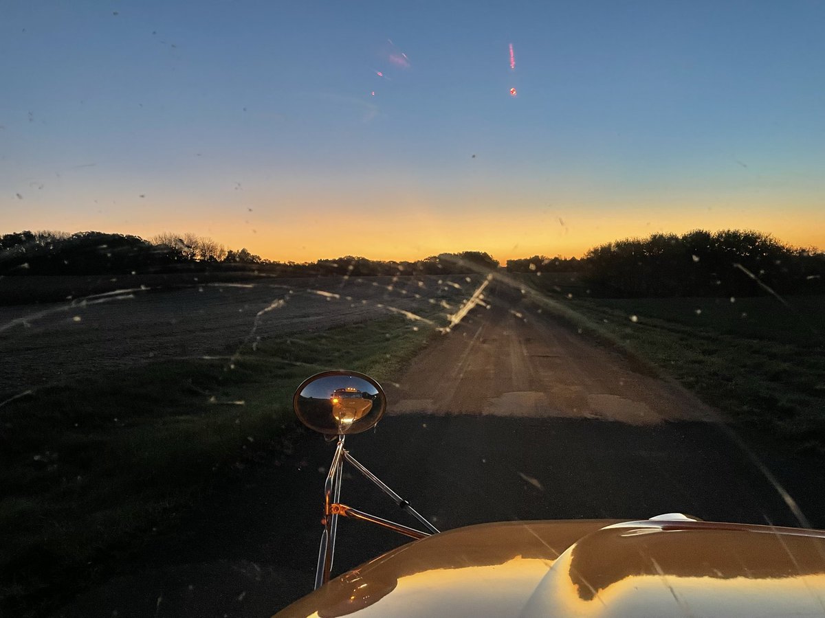StanaitisRock's tweet photo. Sunrise from the office window. I wish you all the best of everything and lack for nothing 😇
Happy Friday! https://t.co/6YsvDNBPha