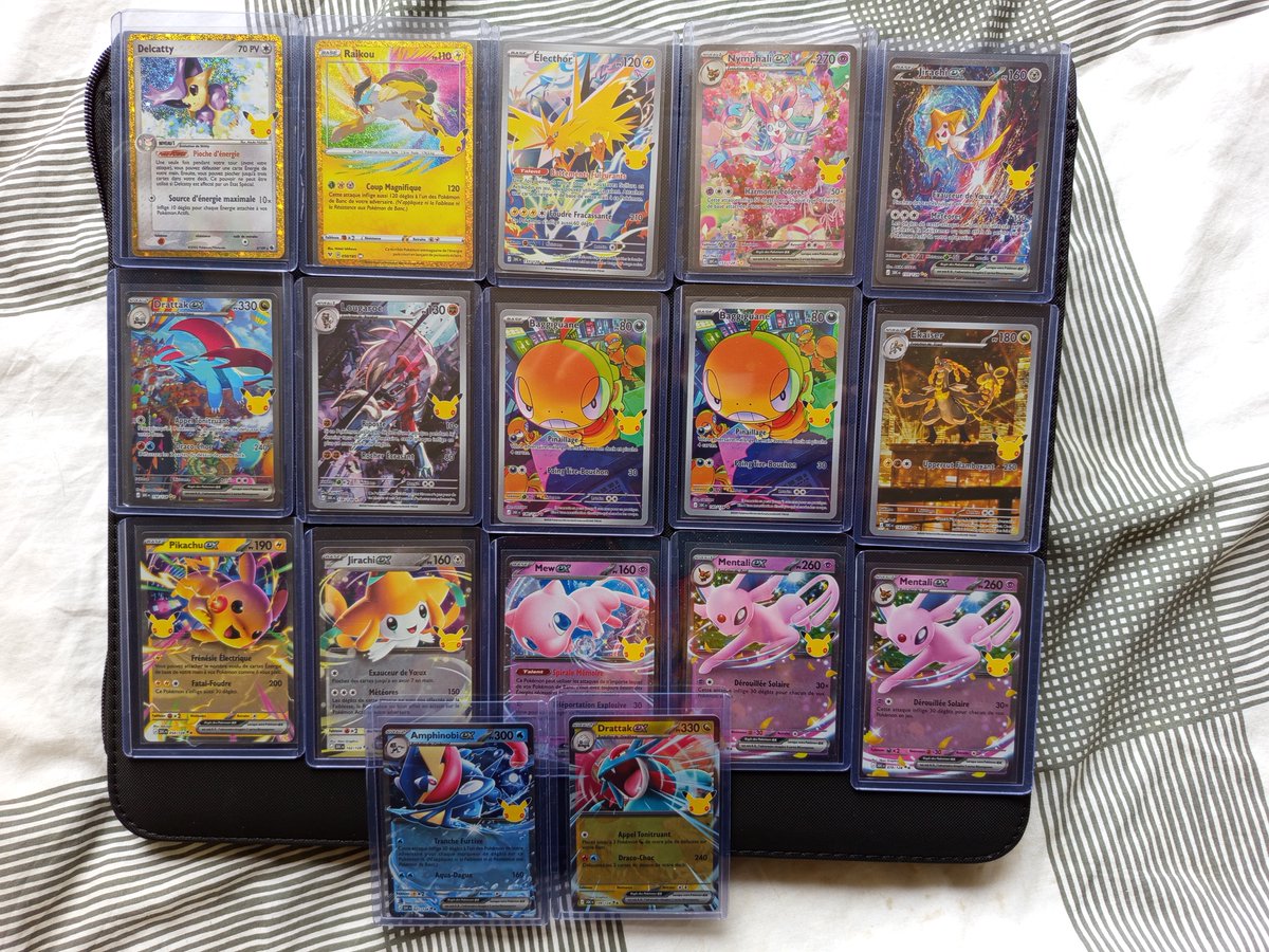 Gorokha2's tweet photo. Pas mécontent des Hits, même s’il y a pas mal de doublons et toujours pas les cartes que je recherche. Mais je récupère quand même la Jirachi EX, qui en faisait partie. https://t.co/jC0MmSoeIB