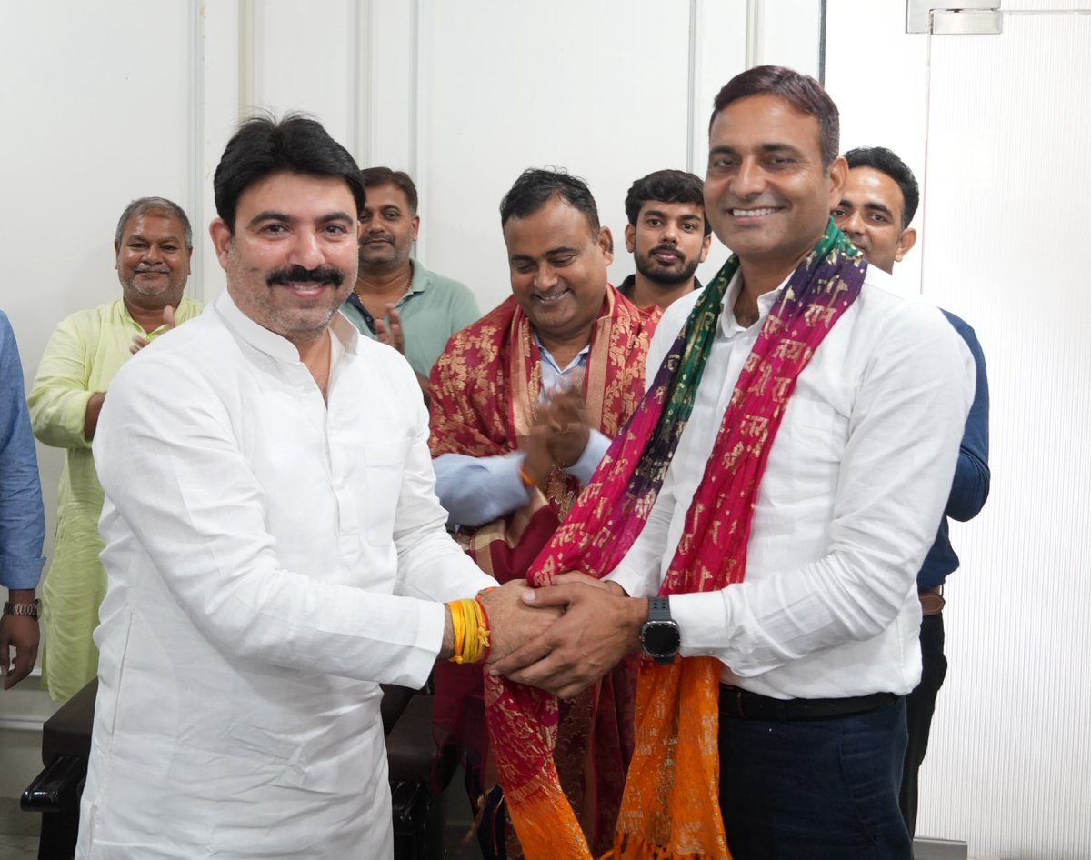 shalabhmani's tweet photo. पूर्वांचल की माटी से निकलकर बिहार में बतौर आईएएस अधिकारी अपनी सेवाएं दे रहे श्री मिथिलेश कुमार मिश्र जी एवं सीआरपीएफ में कमांडेंट के रूप में राष्ट्रसेवा कर रहे श्री राकेश मिश्र जी का आज देवरिया स्थित माँ सरस्वती सेवा सदन आवास पर आत्मीय अभिनंदन एवं स्वागत किया।

इस अवसर पर दोनों युवा साथियों से विभिन्न विषयों पर विस्तार से संवाद हुआ। संघर्षपूर्ण परिस्थितियों से निकलकर अपनी प्रतिभा, परिश्रम और संकल्प के बल पर सफलता की नई ऊंचाइयां हासिल करते हुए ये दोनों नौजवान साथी न केवल अपने परिवार, बल्कि पूर्वांचल और उत्तर प्रदेश का नाम भी रोशन कर रहे हैं।

इनकी सफलता क्षेत्र के युवाओं के लिए प्रेरणा है। दोनों साथियों के उज्ज्वल भविष्य और निरंतर सफलता के लिए मेरी हार्दिक शुभकामनाएं।