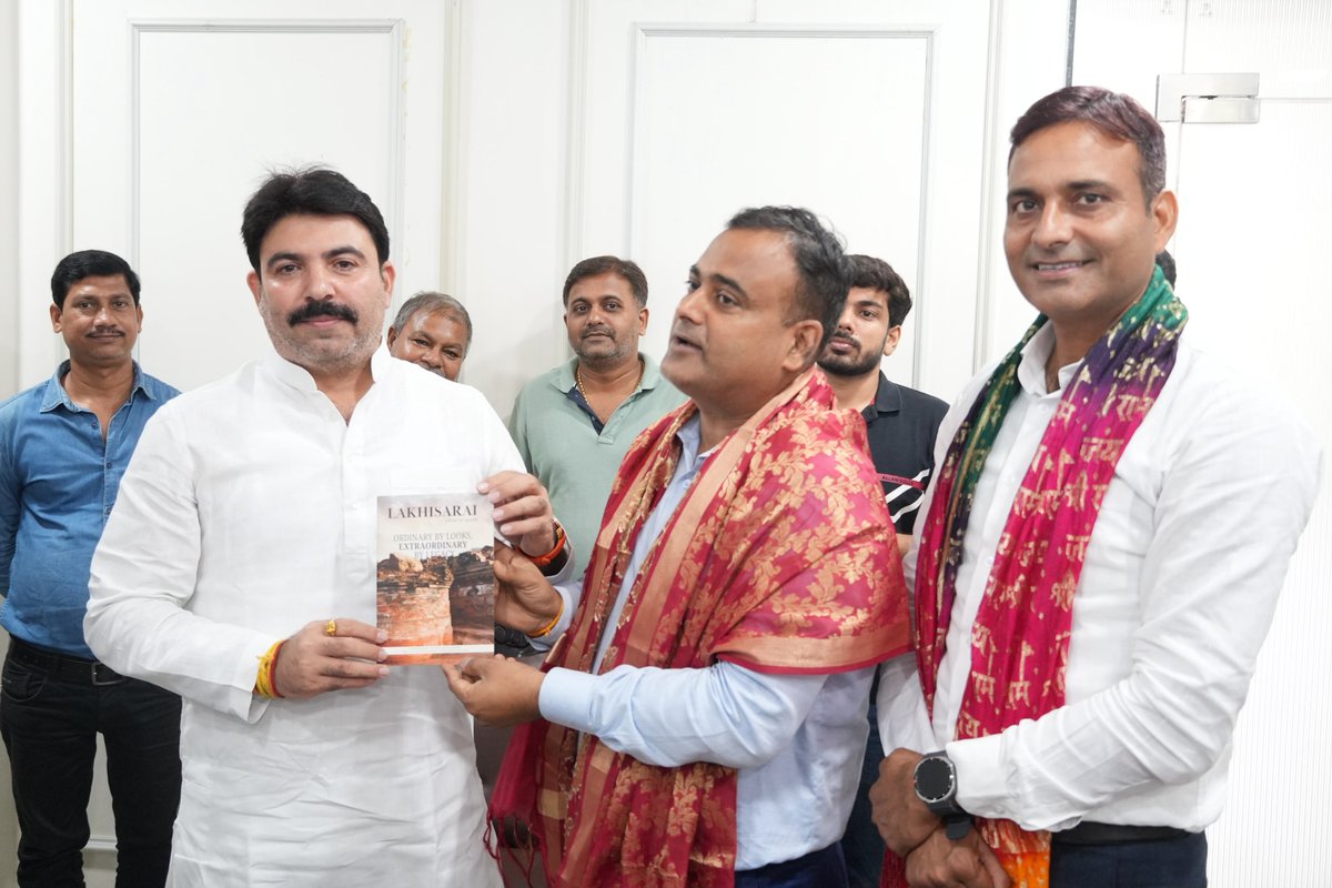 shalabhmani's tweet photo. पूर्वांचल की माटी से निकलकर बिहार में बतौर आईएएस अधिकारी अपनी सेवाएं दे रहे श्री मिथिलेश कुमार मिश्र जी एवं सीआरपीएफ में कमांडेंट के रूप में राष्ट्रसेवा कर रहे श्री राकेश मिश्र जी का आज देवरिया स्थित माँ सरस्वती सेवा सदन आवास पर आत्मीय अभिनंदन एवं स्वागत किया।

इस अवसर पर दोनों युवा साथियों से विभिन्न विषयों पर विस्तार से संवाद हुआ। संघर्षपूर्ण परिस्थितियों से निकलकर अपनी प्रतिभा, परिश्रम और संकल्प के बल पर सफलता की नई ऊंचाइयां हासिल करते हुए ये दोनों नौजवान साथी न केवल अपने परिवार, बल्कि पूर्वांचल और उत्तर प्रदेश का नाम भी रोशन कर रहे हैं।

इनकी सफलता क्षेत्र के युवाओं के लिए प्रेरणा है। दोनों साथियों के उज्ज्वल भविष्य और निरंतर सफलता के लिए मेरी हार्दिक शुभकामनाएं।