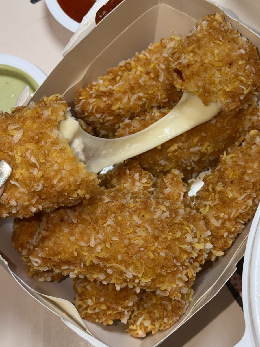 _archives2_'s tweet photo. 콰삭모짜킹 너무 맛있어서 또 시킴 !! 
자담 맵슐랭이랑 엽떡 로제에 소세지도 추가했어요 https://t.co/8xHVQiKAah