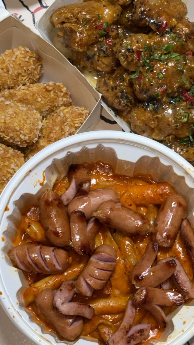 _archives2_'s tweet photo. 콰삭모짜킹 너무 맛있어서 또 시킴 !! 
자담 맵슐랭이랑 엽떡 로제에 소세지도 추가했어요 https://t.co/8xHVQiKAah