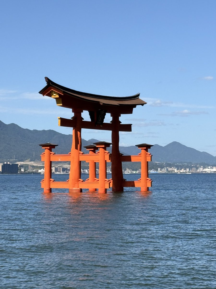 gen_fukuda's tweet photo. 宮島の2025年の年間来島者数（観光客数）は過去最多となる約496万7,481人を記録し2年連続で過去最多を更新しました。今日は相談事があり訪日外国人の波をかき分けながら抜けるような青空の訪問⛩️日差しはまだ強いですが風が秋らしくなって来ました🍂 https://t.co/3YWeZSeajQ